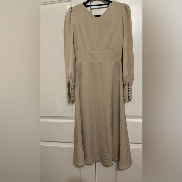 Lichi Designed in Frankfurt am Main Button-embellished midi dress - Picture 5 of 9